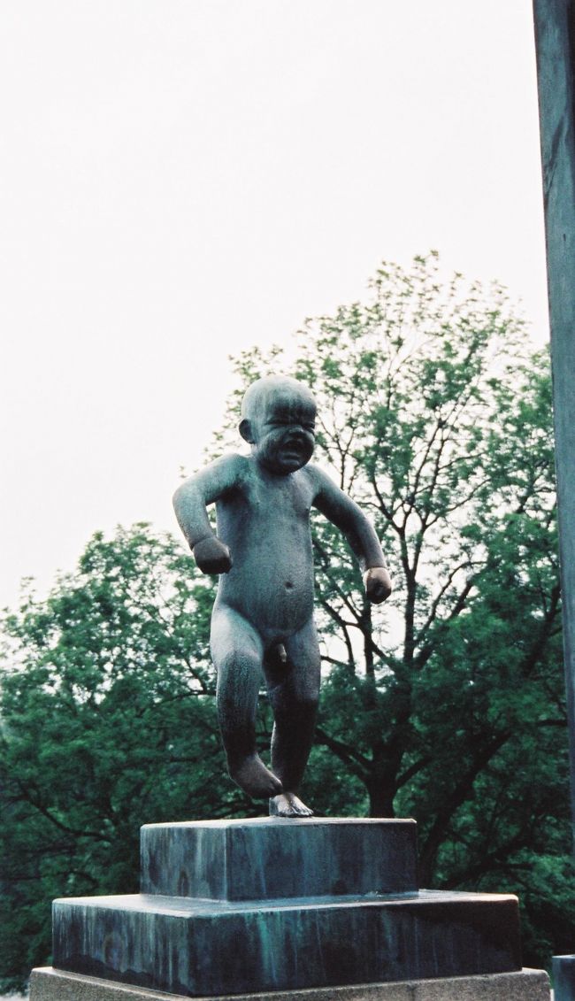 ノルウェーの彫刻家グスタウ・ヴィゲーランによる200点の彫刻があるフログネル公園。このかわいくない赤ちゃんが目玉らしく、オスロ中にポスターがある。