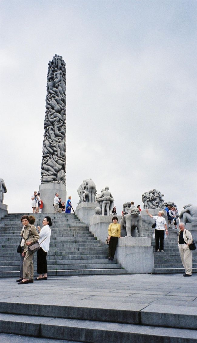 中央にそびえる石柱モノリッテン。121人の老若男女が絡み合う。製作に13年かかったそうだ。