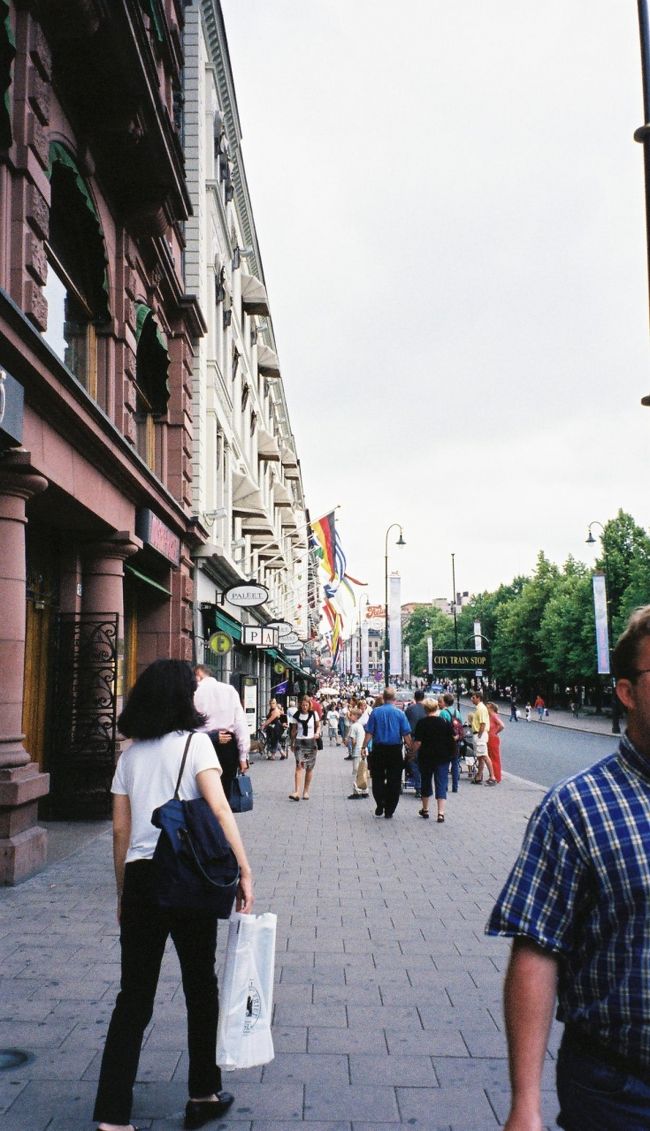 オスロのメイン・ストリート、カール・ヨハン通り。一国の首都というにはとてもコンパクトなオスロ。歩き回れる範囲に主要な建物があり、公園や緑もいっぱい。