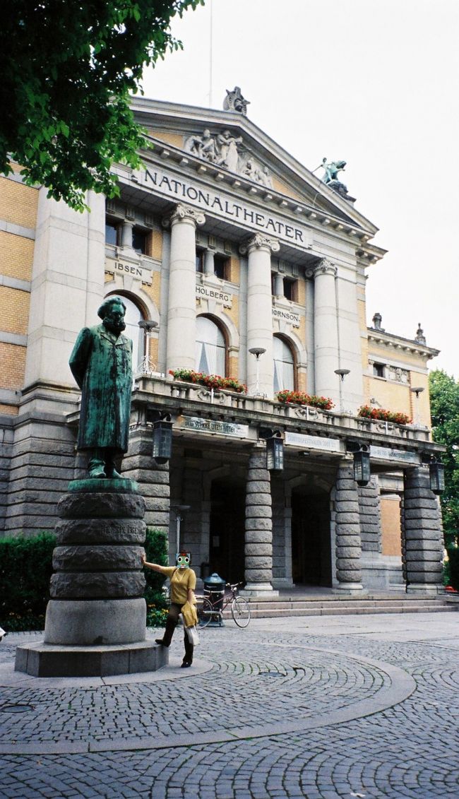 国立劇場の前にはイプセンとグリークの像がある。