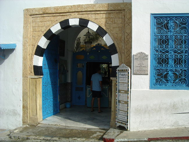 9時にホテルを出発、バスはチュニスから北東に17kmに位置するシディ・ブ・サイドへ。<br />30分ほどで到着、メインストリートから大まかな街の様子を40分ほどで廻り、自由行動。<br />写真は、ダル・エル・アンナビという博物館。アラブ伝統様式の個人宅を改装し、少し前のシディ・ブ・サイドに住む人たちの暮らしぶりが見られるそうです。結構博物館好きな私は、きっと時間が足りないなぁと思い、今回はやめてきておきました。<br />テラスから街並みとカルタゴ湾が見渡せるそうですが、曇りがちな天気の下、どうだったんでしょう。<br />