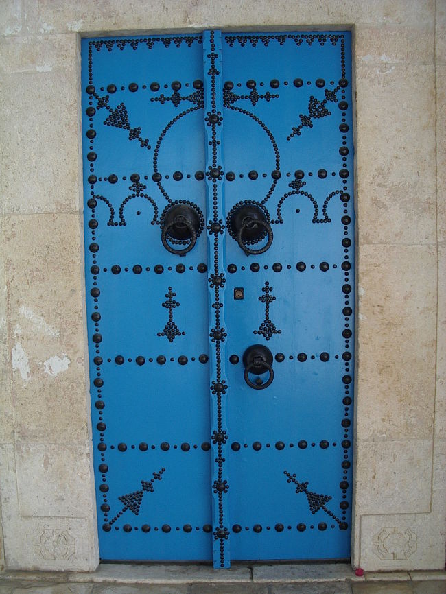 では、シディ･ブ･サイドのドア･コレクションをご覧下さい。こうやって、青い扉に黒い鋲を打ってあるのが一般的。
