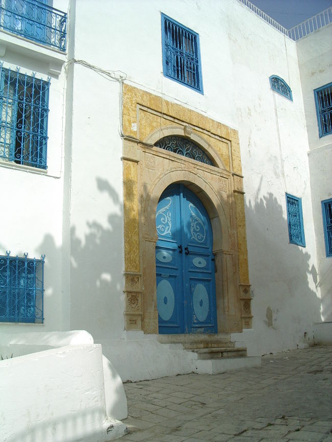 同じチュニジアンブルーでも、結構個性のある扉周り。