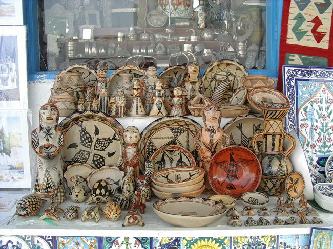 土産物屋の店先。陶器のデザインもさることながら、人形の表情がたまりません。何か買えばよかったな。なんで買わなかったんだろう。<br />