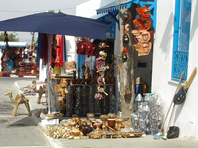 チュニジア中の土産物大集合。軒下に吊り下げられた、革の飾りがコワイです。<br />