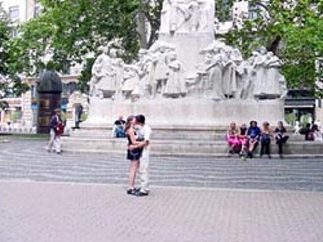 みんなの前でパホーマンス<br />長いキスが５分以上続いた（みんな見ている顔が楽しい）