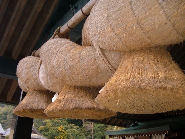 神楽殿<br />儀式が行われる場所で、270畳の大広間<br />近くで見ると、さらに重そうに見える注連縄<br /><br />