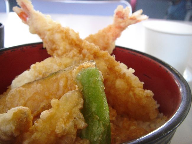 Wakasugi Kokutai 天丼（￥880）。<br /><br />国体があった今年オリジナルメニューなんでしょうか。<br /><br />注文してから揚げてくれるところがポイント高し。