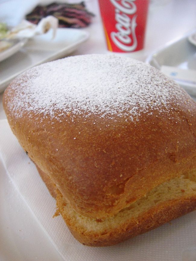 アイスdeブリオッシュ（￥460）。<br /><br />アイスクリームを、甘いパン生地に挟み、熱を加えてサンドしたもの。<br /><br />一番気になったのは、その熱を加える機械、ブリオッシュマシン「ミッシェルくん」（伊藤忠フーデック）。<br /><br />しかし、おばさんは20秒でセットしてたんだけど、ちょっと温めが足りない気が…。