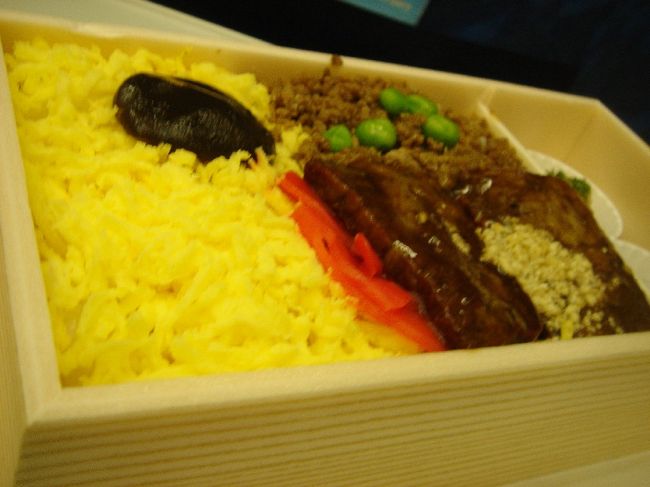 前沢牛弁当の中身。<br /><br />ご飯のうち、牛肉が乗っているのは1/4でした…。<br /><br /><br />でも、いい旅でしたよ！