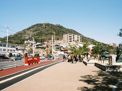 関門橋を潜った先は、みもすそ川公園と言う所であった。そこには、壇ノ浦古戦場の碑などがある。その先には、前日に景色を楽しんだ火の山も見えている。ここから、今度は『関門人道トンネル』を歩き、再び九州側へと渡る。1日に3度も、関門海峡を渡るのである。