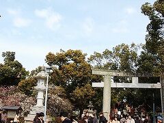 「中世の鳥居」
天満宮の入口？というのでしょうか。
心字池、太鼓橋の手前の所です。

人がいっぱい！
韓国や、中国（香港or台湾？）の団体観光客の方達も見かけました。