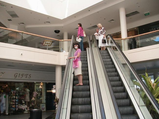 5日目の午前中は、ホテルに隣接している「マリナミラージュ」で雑貨品などのショッピングです。<br />「マリナミラージュ」はとてもキレイなショッピングセンターで、近くに大きなヨットハーバーもあり、どちらかといえば、来客はリッチ層が多いのかな。