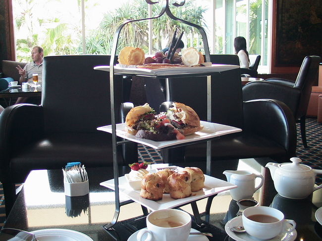 夕方ホテルに戻り小腹が空いた感じなので、ハイティーをしました。<br />これがなかなかのボリュームで、かえってお腹いっぱいになってしまいました。