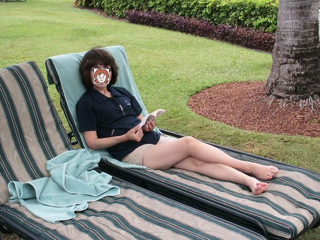 今日はホテルでのんびりします。<br />プールサイドで本でも読みますか。