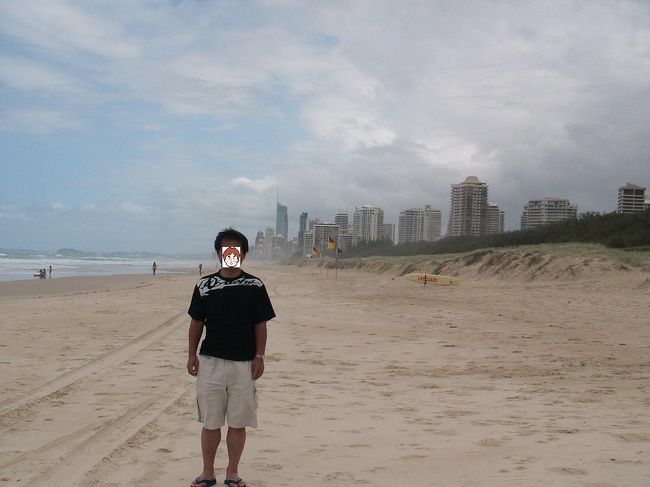飽きたら、ビーチへ。<br />背景がゴールドコーストの町です。