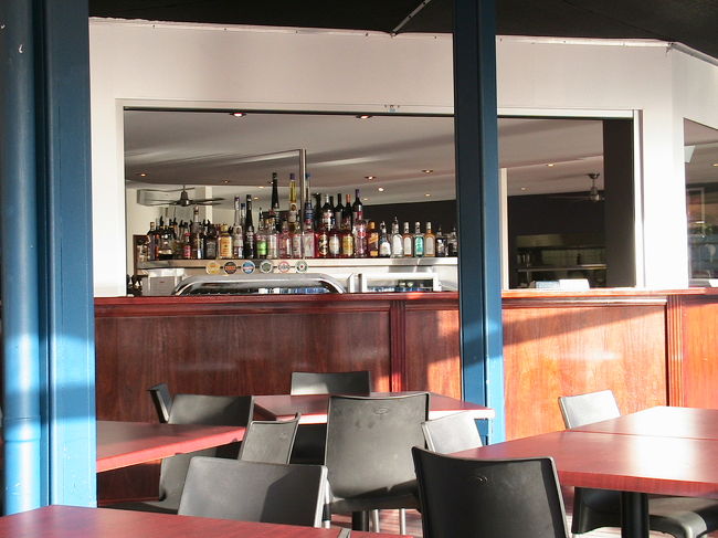 マリーナにはしゃれたパブもありました。<br />海の男たちが語り合う場所なのでしょうか。<br />私は海なし県に生まれたのでうらやましい。