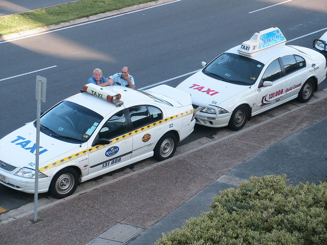 タクシーの運転手さんが、客待ち時間でしょうか、話をしていました。