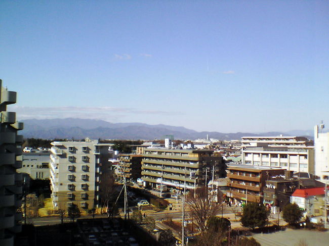 出発の時。家から撮りました。<br />冬の山は青い。<br />今日もいい天気です。