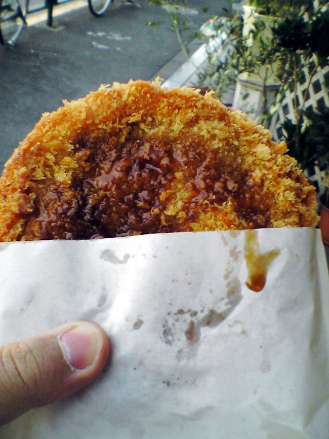 「中川屋」のメンチカツ。<br />ジューシーでボリューム満点です。