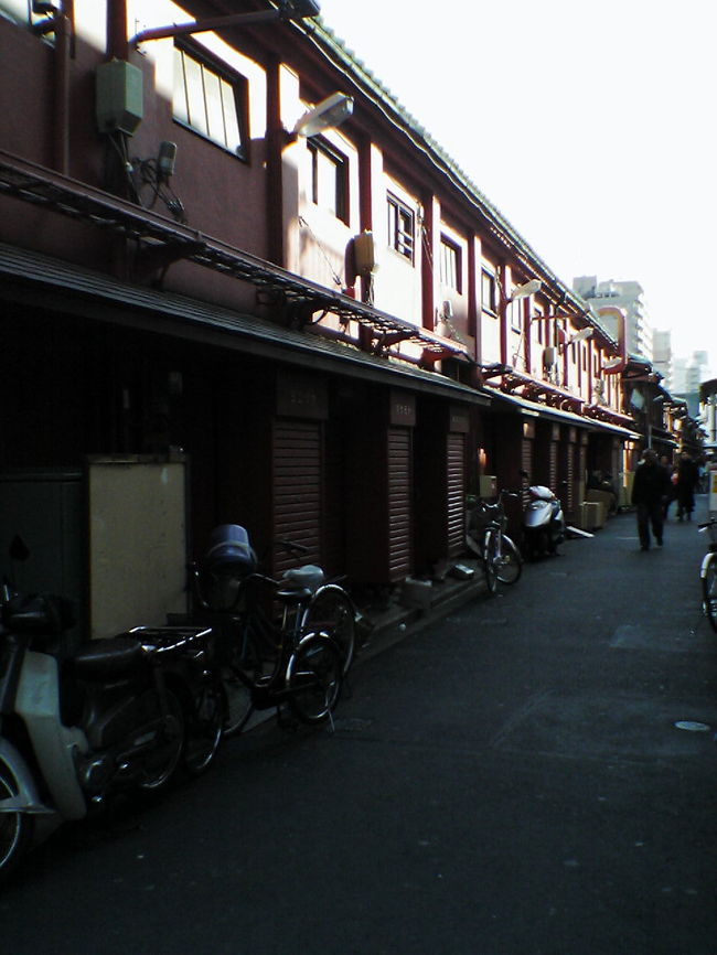 仲見世の裏側です。<br />どの店にも小さなシャッターがあるのですが、どんなときに使うのだろうか。