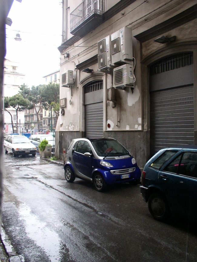 青の洞窟に行こうと来たナポリは・・・<br />シャイｓンのように雨でした。<br />昨日はそうでもなかったのに（泣）<br />朝早く起きましたが雨音を聞いて２度寝（幸せぇぇ）<br />ここナポリにはただ寝に来た感じで終わりました。<br />観光もせずにまったりナポリ！<br />でも青の洞窟は２週間位滞在してもなかなか洞窟の中に入れなかったり、３度目のチャレンジでやっと入れたとか菊ので元々無理な計画なのは間違いないです（汗）<br />