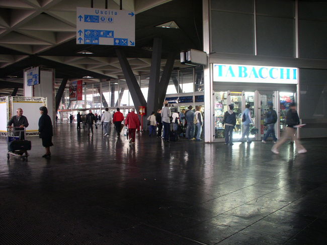 全くなポリでは観光せず駅の周辺を歩いただけなのでナポリの駅の中の写真です。<br />