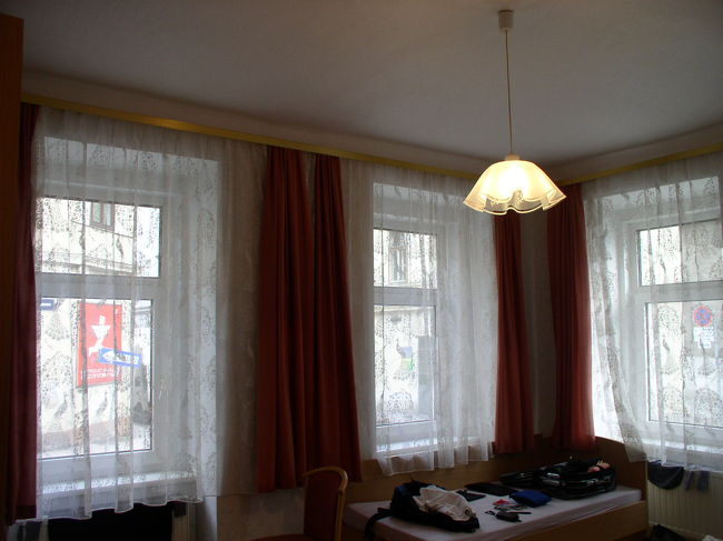 世界一周旅行５ヶ国目はオーストリアです。<br />昨晩イタリアから移動して来て夜中の０時頃ウィーンに到着！<br />ホテル探しに何と３時間以上かかりました。<br />小雨が降る肌寒い中夜中の３時頃にやっと宿にたどり着けました。<br />５ツ★のホテルはいくらでも有りましたが当然ながら私の予算には全く合わず結局タクシーで探しまくり安いペンションを見つけました。涙が出そうな程嬉しかったです。で！こんな感じの広い部屋で最高！もしかしたらこの旅で一番苦労して一番良い部屋をゲット出来たかもしれません。