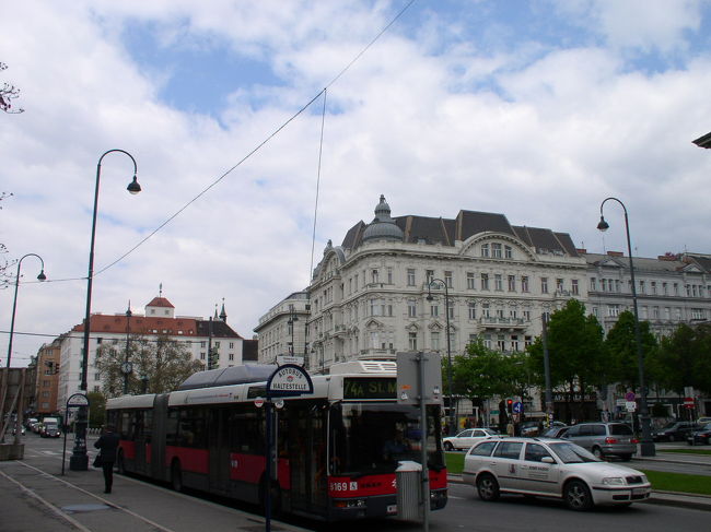 ここウィーンはリンクという中心地が日本で言う皇居みたいな感じで、昨晩あんなに高いホテルしかなかったのも昼間来てみると納得出来ました。<br />ここで強く感じたのが街の道端に「ゴミが無い！」とい事です。<br />清掃作業をする人がたくさんいてとにかく綺麗でした。<br />