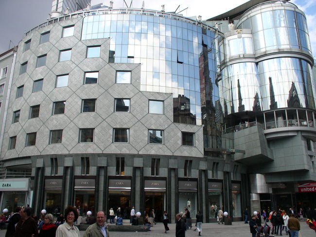 「ハースハウス」です。<br />１９９１年にハンス・ホラインが設計したこの建物は当時は歴史的景観を壊すと批判も有ったようですが今ではウィーンを代表する現代建築らしいです。<br />建築関係の仕事をしてる私もつい見とれてしまいました。<br />