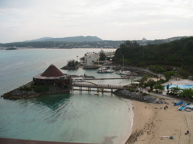 ホテルの部屋からの眺めですが、沖縄に来たぞー、って感じがしますね。台風が近づいているんですが。