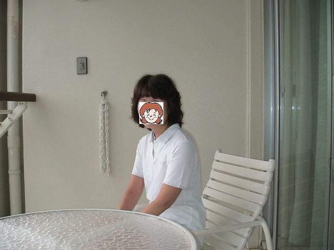 10月というのに、まだ真夏ですから、こんな格好でいられるんですね。いったんは、クローゼットにしまいこんだシャツを、再び引っ張り出して。