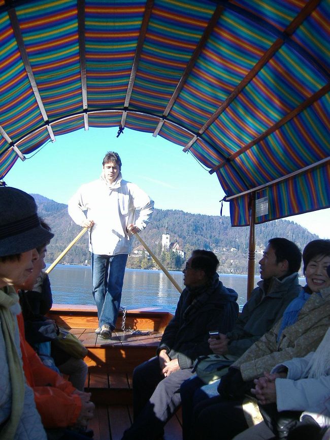 ハンサムな青年が手漕ぎボートで聖マリア教会へ連れて行ってくれた