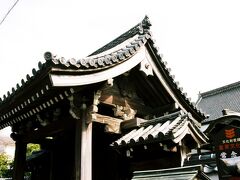 裏道を選んで歩いていると、重要文化財の立札がある立派な門が現れた。常念寺と言う寺の表門であった。説明板に寄れば、京都にあった聚楽第の裏門であったと云われ、豊臣秀吉から毛利輝元に与えられたそうである。事実とすれば、聚楽第の貴重な遺構である。
