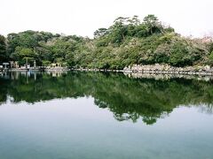 明神池は、岩の隙間で海と繋がっているらしく、池には海水が入って来るそうである。その為、池の中には海の魚が泳いでいる。覗いてみると、なんと小さなフグが泳いでいた。池の畔には、貞享3年(1686)の創建と伝わる厳島神社が鎮座していた。