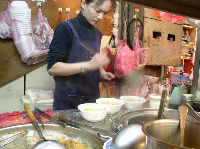 士林夜市での屋台の写真です。<br />ツアーのガイドに聞いた話では台湾の若者は夜ご飯はこういった夜市で食事をする人が多いとの事です。<br />理由は自宅で作るより安く食べれるからとの事！？<br />食べ歩きは楽しいしお腹もいっぱいになる夜市は毎日が賑わっているんでしょうね！