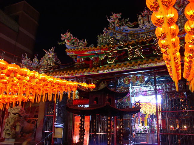 士林夜市の中にあるお寺？か何か？です。<br />写真を撮りまくりましたが恐らく現地の方々からすると失礼な事かも・・・・