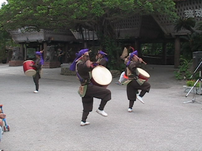 琉球村に行きました。エイサー見ました。リズミカルで乗せられます。