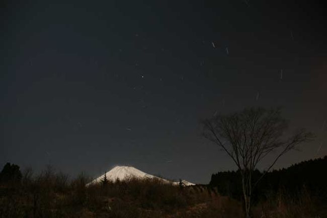 まず、最初に寄ったのは、自宅から車で約３０分のところです。<br />北極星を中心に星の軌跡と富士山のつもりだったのですが、満月に近い月が明るすぎたのとバルブ開放時間が短すぎました。<br />２３時３０分頃です。<br /><br />