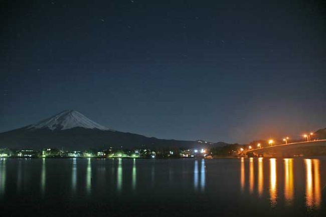 右の橋は河口湖大橋です。<br />０３時頃です。<br /><br />河口湖にて<br />