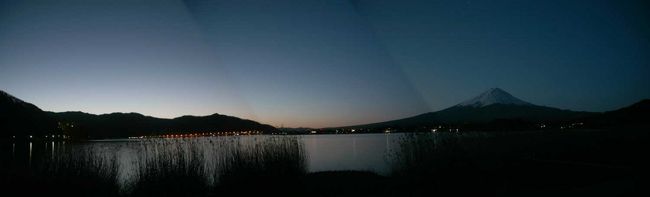 東の空が明るくなってきました。<br /><br />河口湖・大石公園にて<br /><br />０５時３０分頃です。