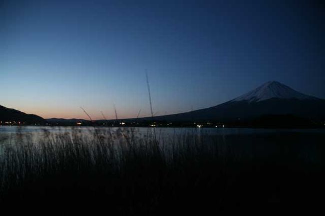 河口湖・大石公園にて<br /><br />時間によって明るく変化して行く様子をご覧下さい。<br /><br />０５時３６分です。<br />