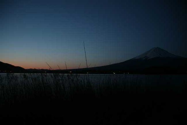 河口湖・大石公園にて<br /><br />０５時４８分です。<br />