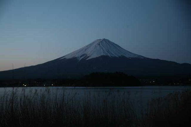 河口湖・大石公園にて<br /><br />０５時５１分です。<br />