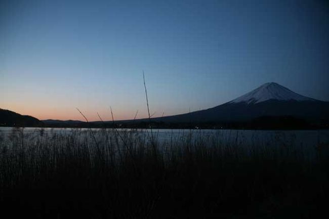 河口湖・大石公園にて<br /><br />０５時５４分です。<br />