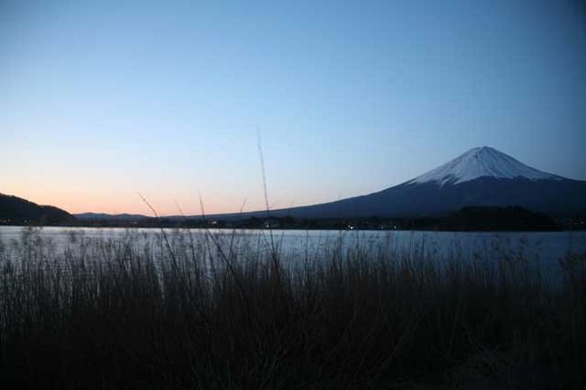 河口湖・大石公園にて<br /><br />０５時５４分です。