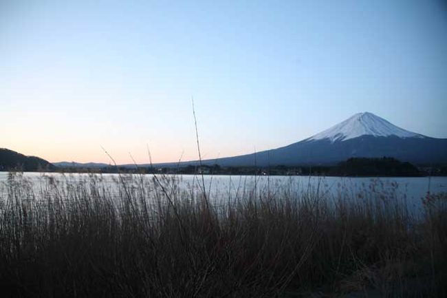 河口湖・大石公園にて<br /><br />かなり明るくなってきました。<br /><br />０５時５９分です。<br />