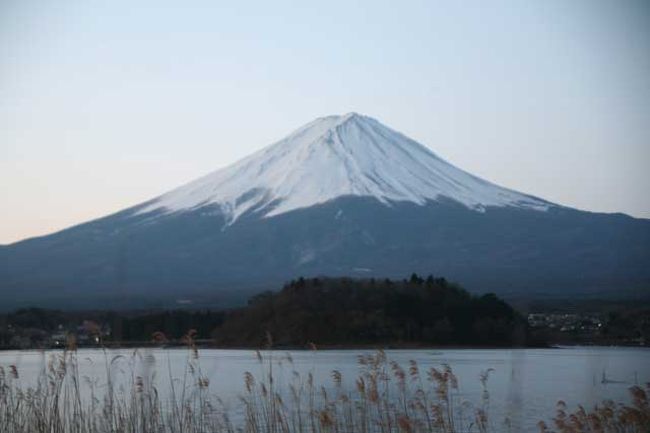 河口湖・大石公園にて<br /><br />０６時０１分です。<br />