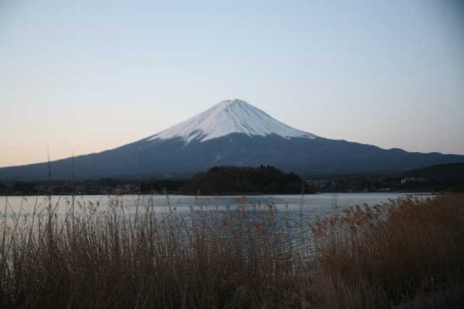 河口湖・大石公園にて<br /><br />奇麗な富士山ですね。<br /><br />０６時１０分です。<br />