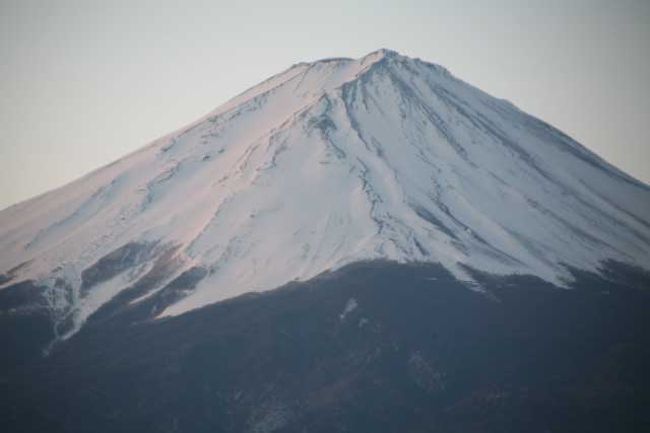 河口湖・大石公園にて<br /><br />山頂付近が少し紅く染まってきました。<br /><br />０６時１３分です。<br /><br />